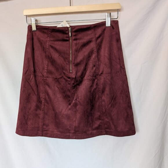 Francesca’s Alya Burgundy Faux Suede Mini Skirt – Size Small – NWT - Picture 2 of 3